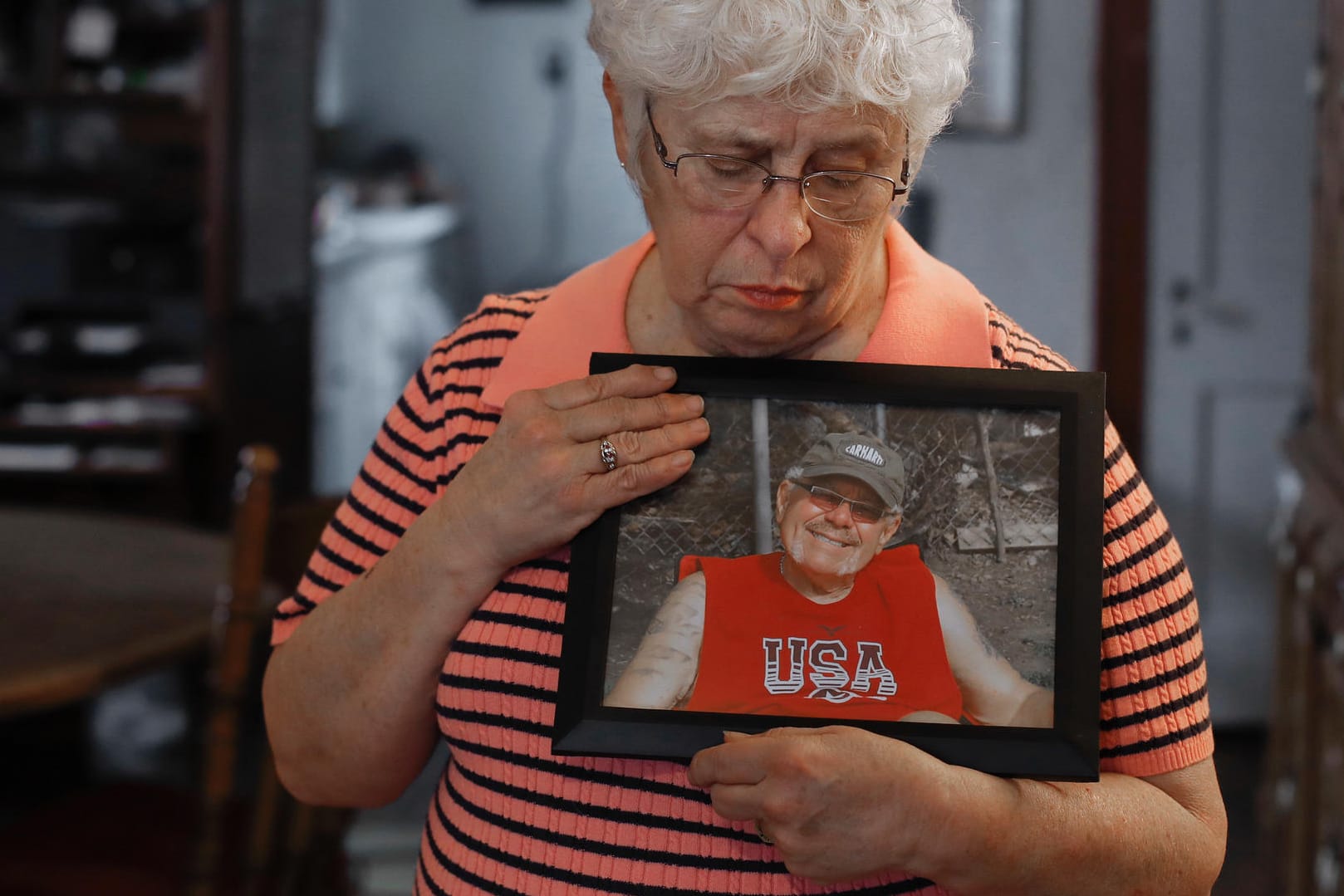 Alzheimer-Falschdiagnosen in den USA: Kay Taynor zeigt ein Foto ihres Mannes Gary. Nach der vermeintlichen Alzheimer-Diagnose nahm er sich das Leben genommen.