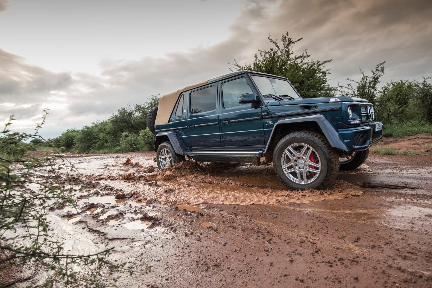 Kämpft sich mühelos durch unwegsames Gelände: der Mercedes Maybach G 650 Landaulet.