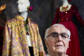 Modeschöpfer Hubert de Givenchy zählt zu den berühmtesten Modedesignern. Die lebende Legende wird am 20. Februar 90 Jahre alt.