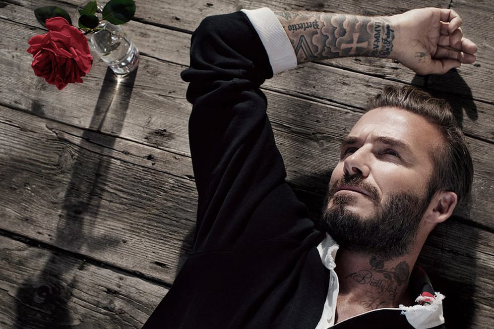 Trendsetter David Beckham trägt einen modischen Pompadour in der aktuellen Kampagne des Britischen Labels Cent & Curwen.