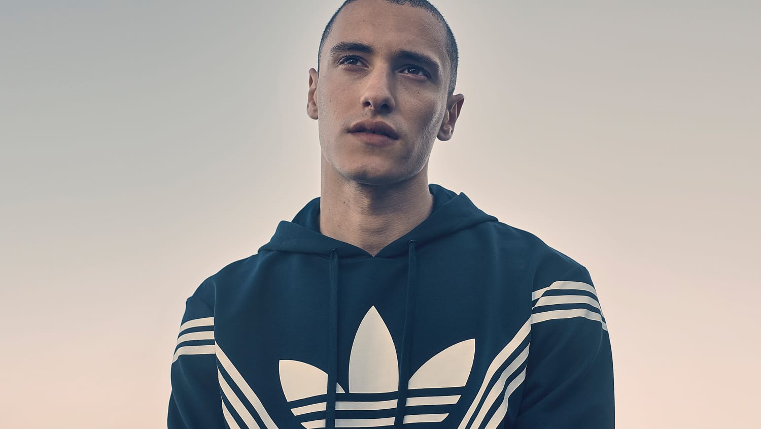 Unter dem Markennamen adidas Originals gibt die Brand immer wieder kultige Neuinterpretationen des klassischen Designs heraus. In Zusammenarbeit mit dem japanischen Label White Mountaineering und Designerin Yosuke Aizawa gibt es 2017 diesen modischen Pullover.