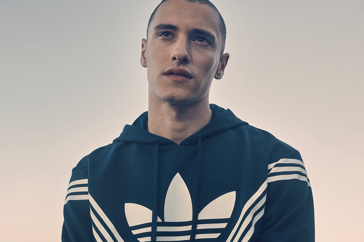 Unter dem Markennamen adidas Originals gibt die Brand immer wieder kultige Neuinterpretationen des klassischen Designs heraus. In Zusammenarbeit mit dem japanischen Label White Mountaineering und Designerin Yosuke Aizawa gibt es 2017 diesen modischen Pullover.