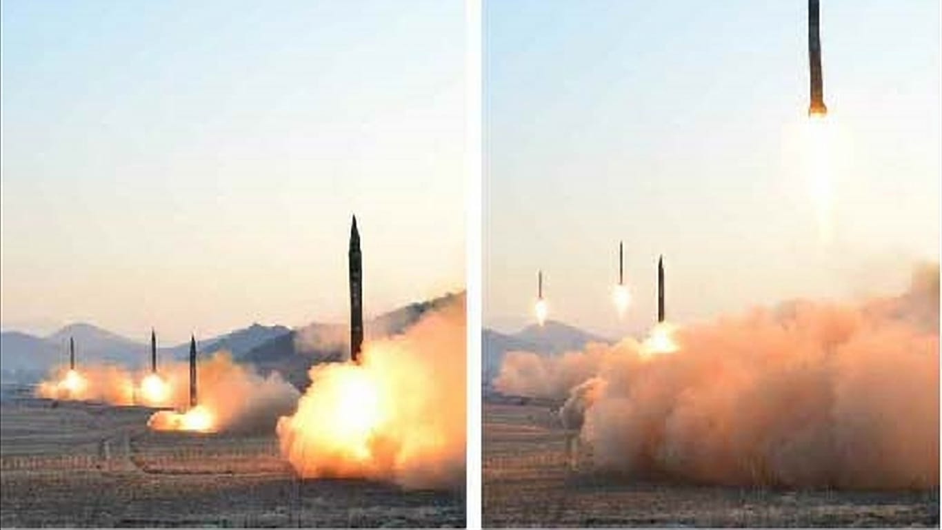 Nordkorea feuert Raketen ab.