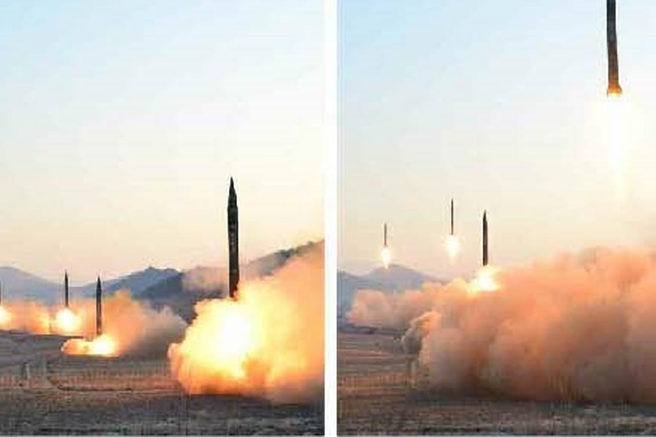 Nordkorea feuert Raketen ab.