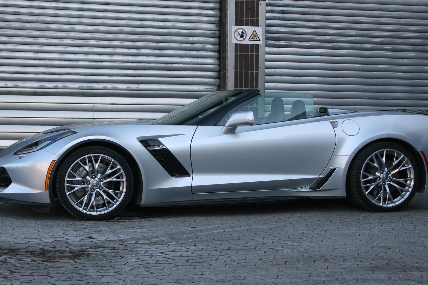 Die bislang stärkste Vette in „Blade Silver Metallic“ trägt Karosserieelemente in Sichtcarbon
