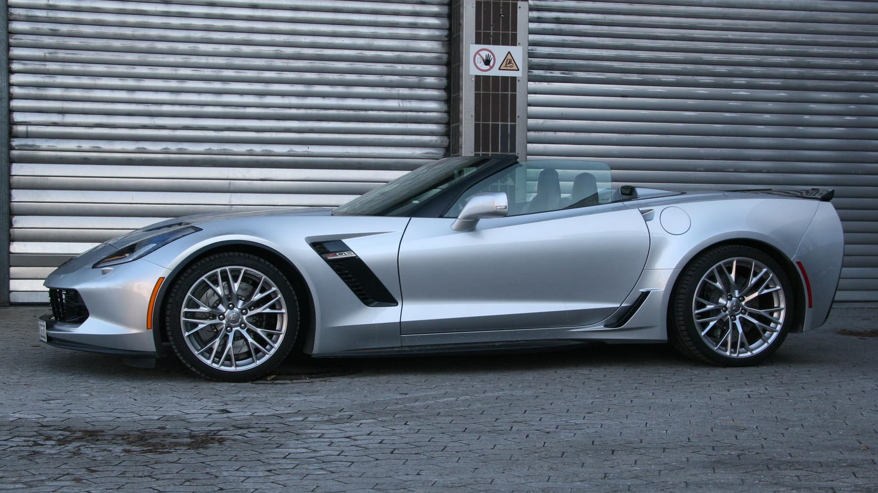 Die bislang stärkste Vette in „Blade Silver Metallic“ trägt Karosserieelemente in Sichtcarbon Die bislang stärkste Vette in „Blade Silver Metallic“ trägt Karosserieelemente in Sichtcarbon