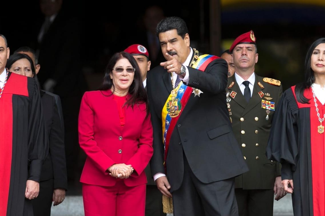 Nicolás Maduro, flankiert von Mitgliedern des Obersten Gerichtshofs: Die Richter machen ihre Gesetze zukünftig selbst.