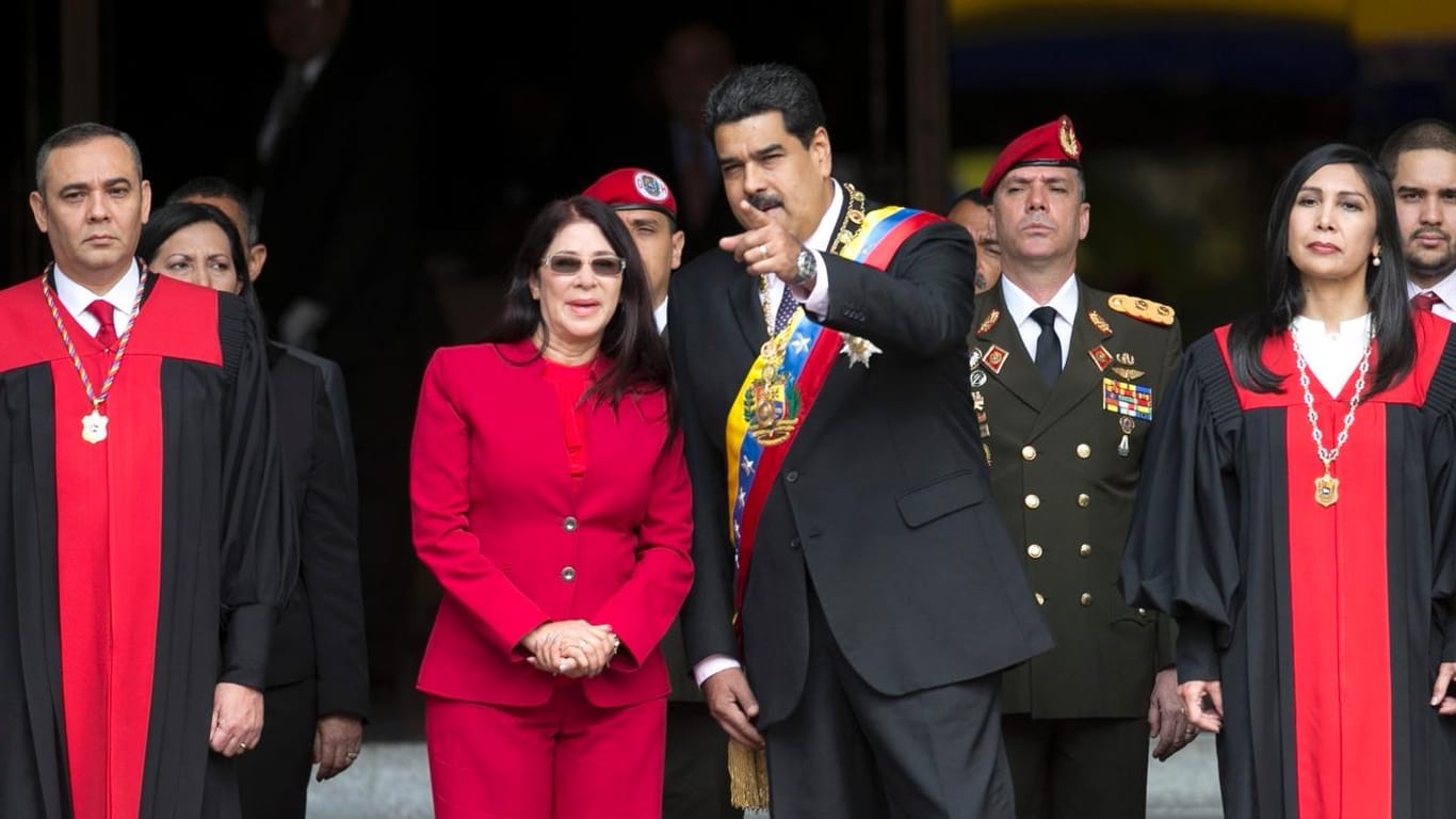 Nicolás Maduro, flankiert von Mitgliedern des Obersten Gerichtshofs: Die Richter machen ihre Gesetze zukünftig selbst.