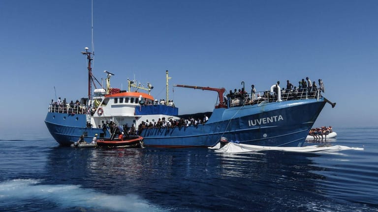 Privates deutsches Rettungsschiff auf Mittelmeer in Seenot