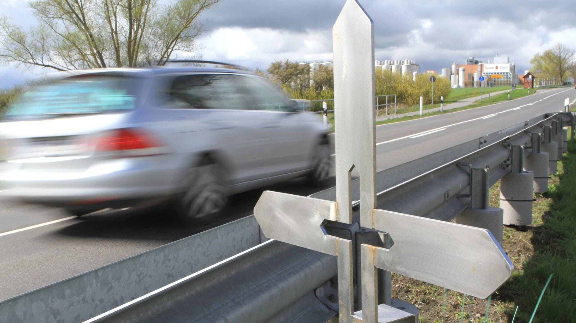 Unfallkreuze sind schon fast zur "Alltagsstraßenrand-Erscheinung" geworden. Unfallkreuze sind schon fast zur "Alltagsstraßenrand-Erscheinung" geworden.