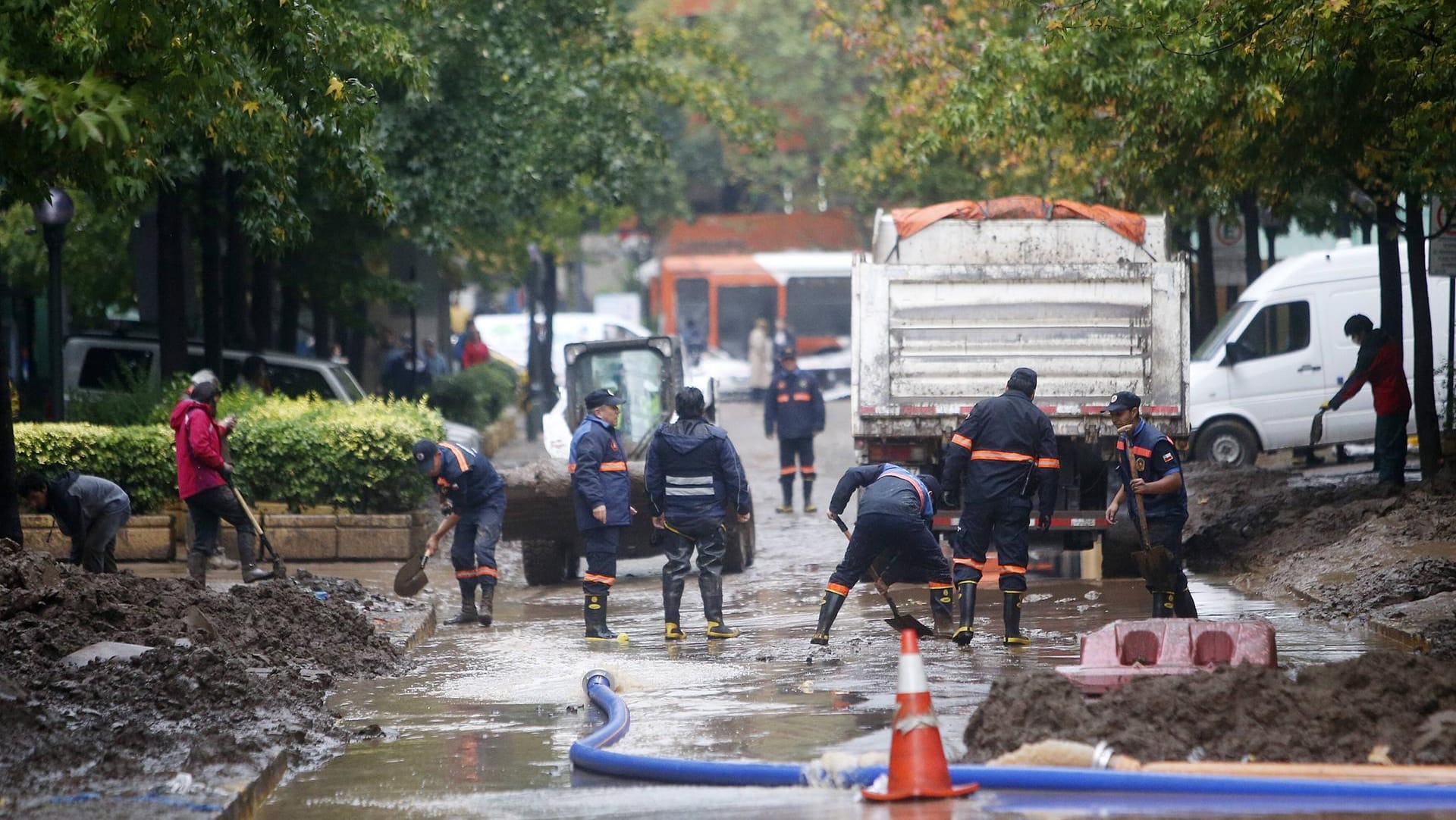 Rettungskräfte in der Stadt haben alle Hände voll zu tun.