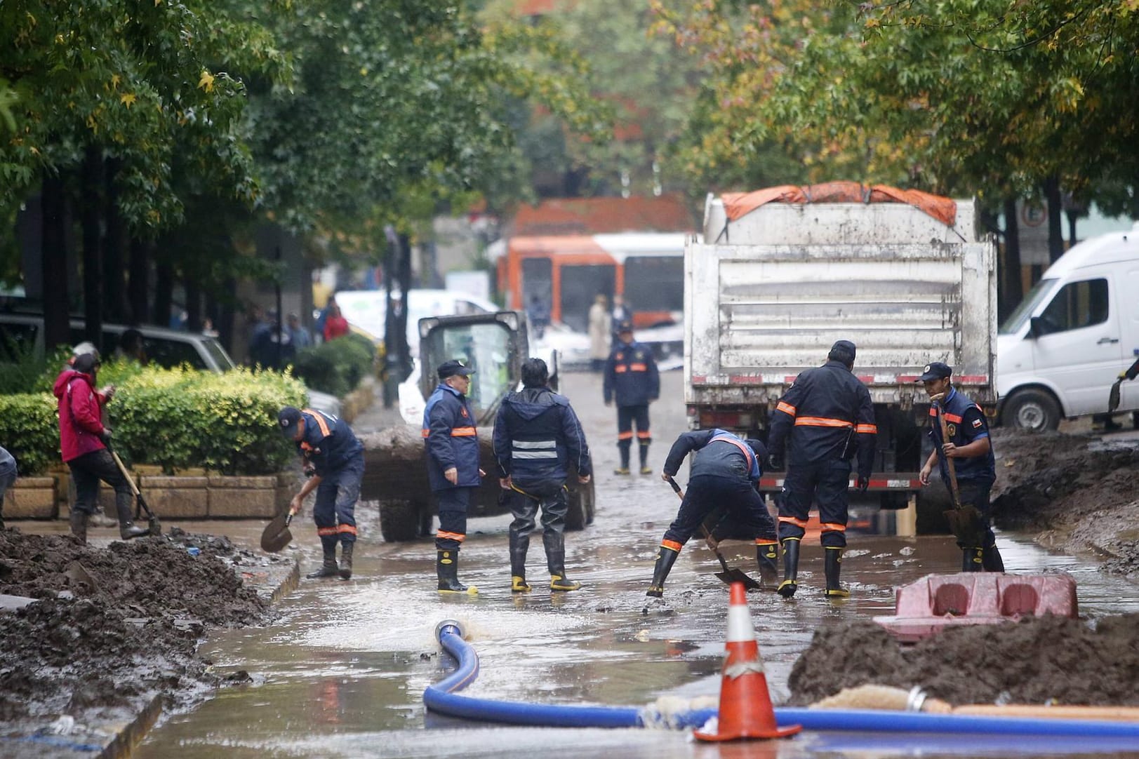 Rettungskräfte in der Stadt haben alle Hände voll zu tun.