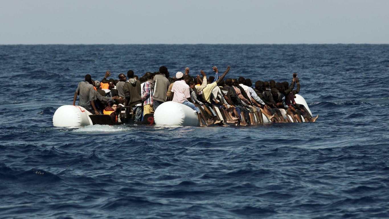 Seenotrettung von Bootsflüchtlingen.