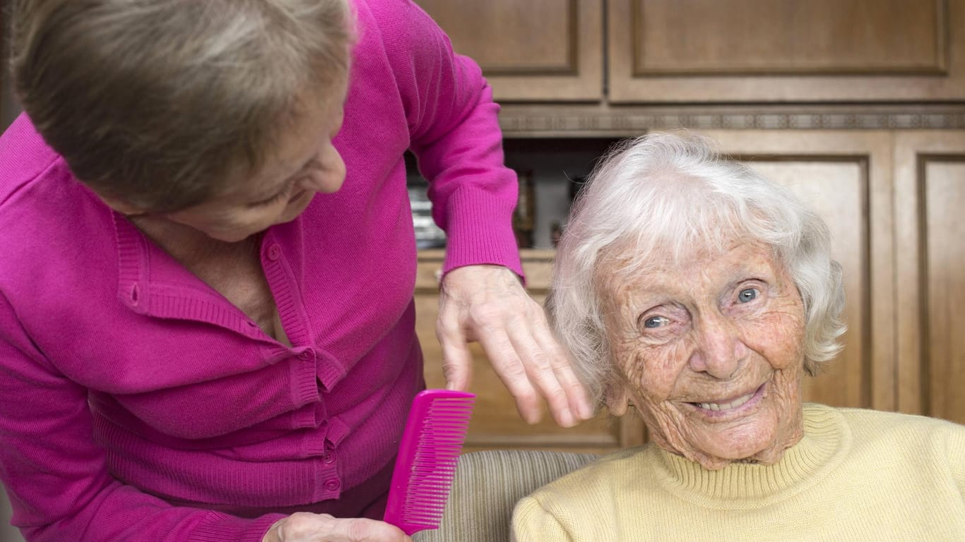 Die polnische Krankenschwester Irena Guza zaubert einer 90-Jährigen ein Lächeln ins Gesicht.