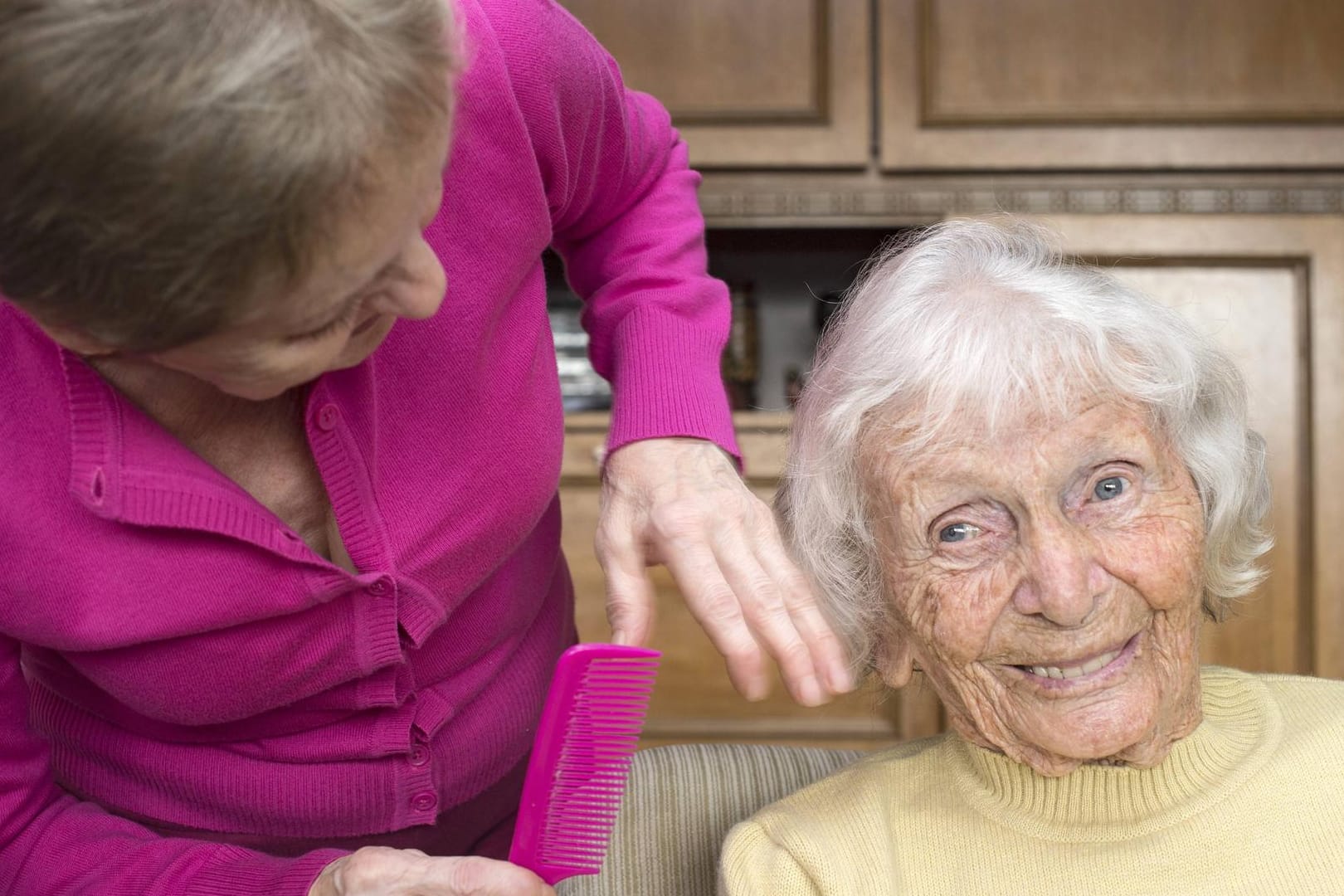 Die polnische Krankenschwester Irena Guza zaubert einer 90-Jährigen ein Lächeln ins Gesicht.