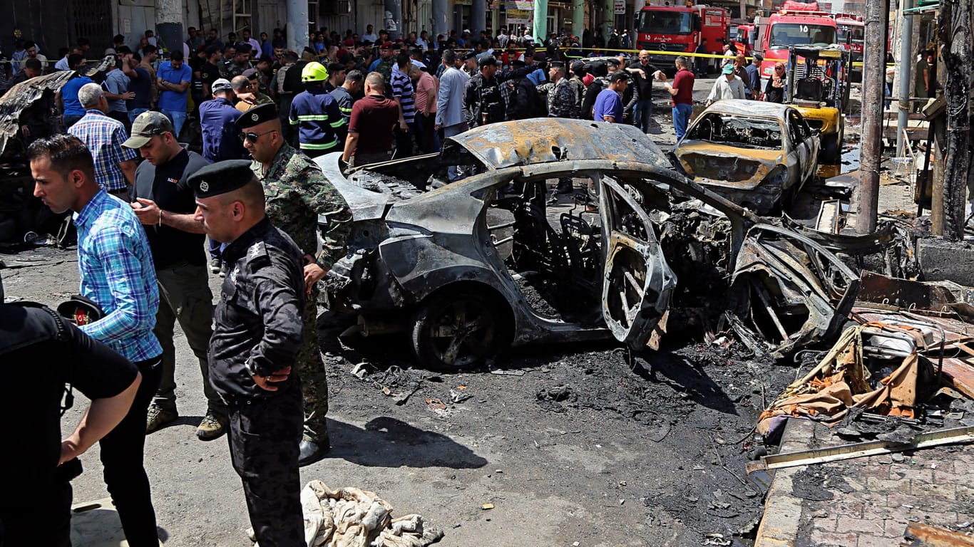 Ausgebrannte Autos nach einem Bombenanschlag in Bagdad (Irak)