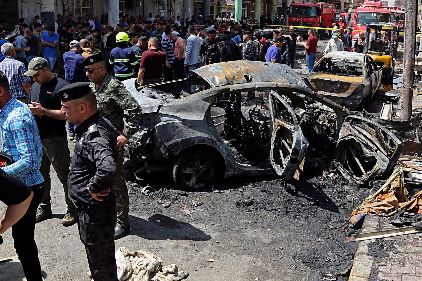 Ausgebrannte Autos nach einem Bombenanschlag in Bagdad (Irak)