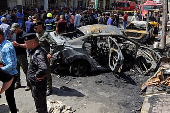 Ausgebrannte Autos nach einem Bombenanschlag in Bagdad (Irak)