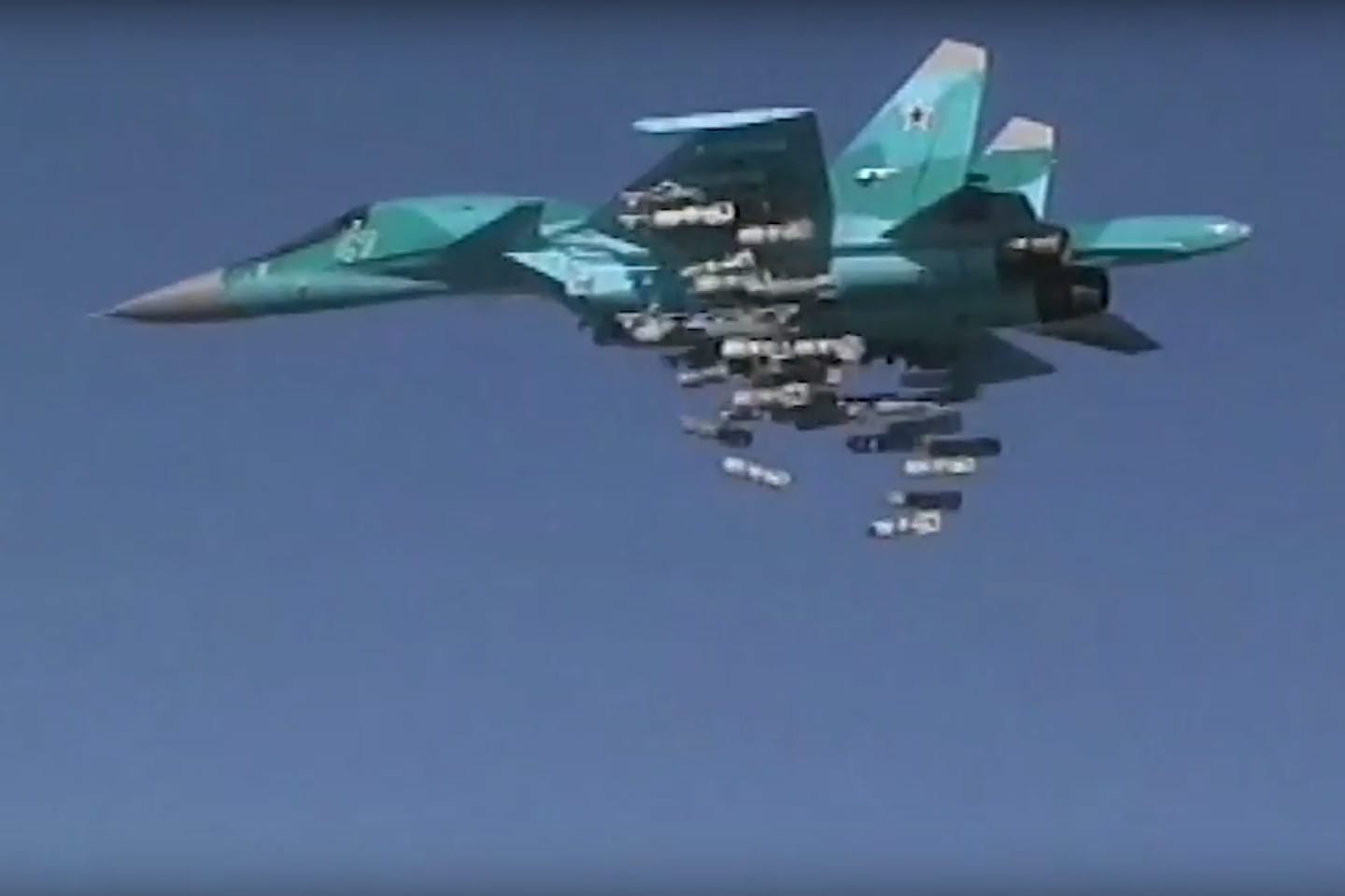 Russische Suchoi SU-34 wirft Bomben über einer IS-Stellung in Syrien ab