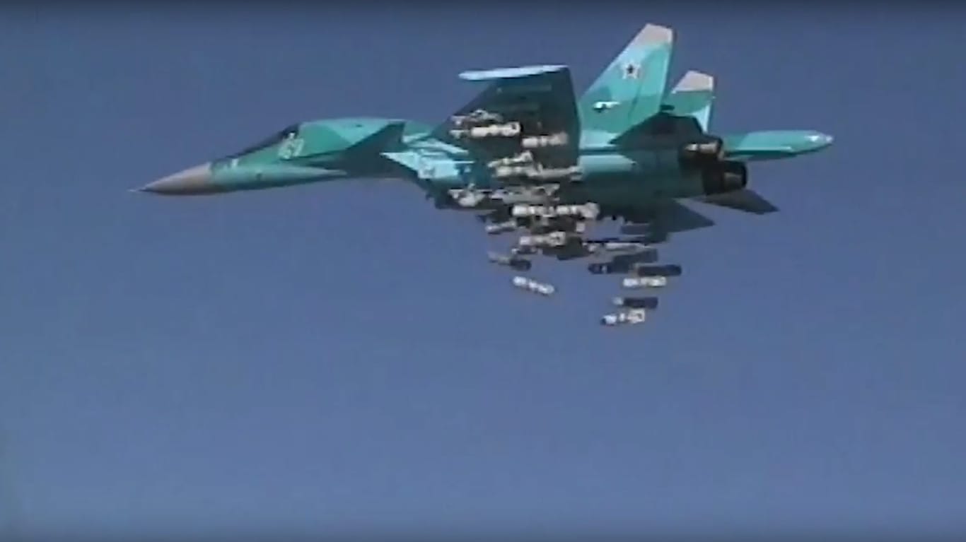 Russische Suchoi SU-34 wirft Bomben über einer IS-Stellung in Syrien ab