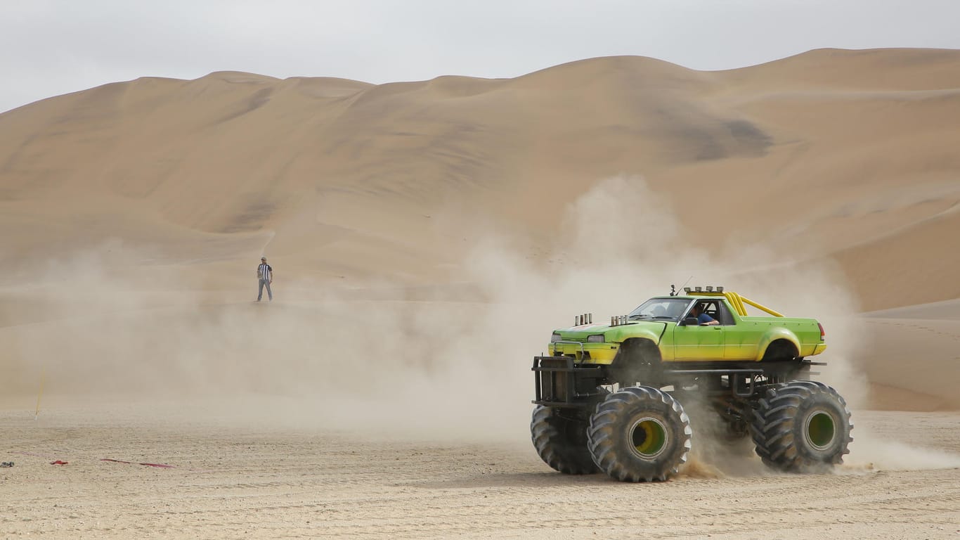 Monstertruck-Challenge in einer riesigen Dünenlandschaft bei "Global Gladiators"
