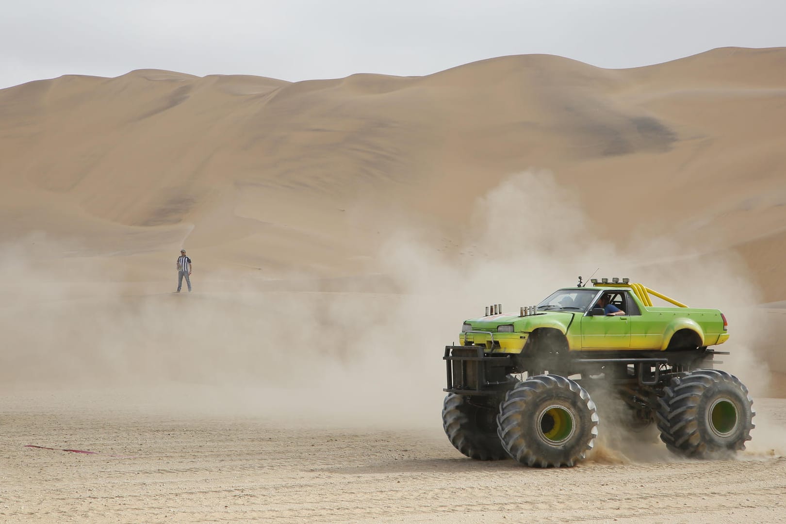 Monstertruck-Challenge in einer riesigen Dünenlandschaft bei "Global Gladiators"