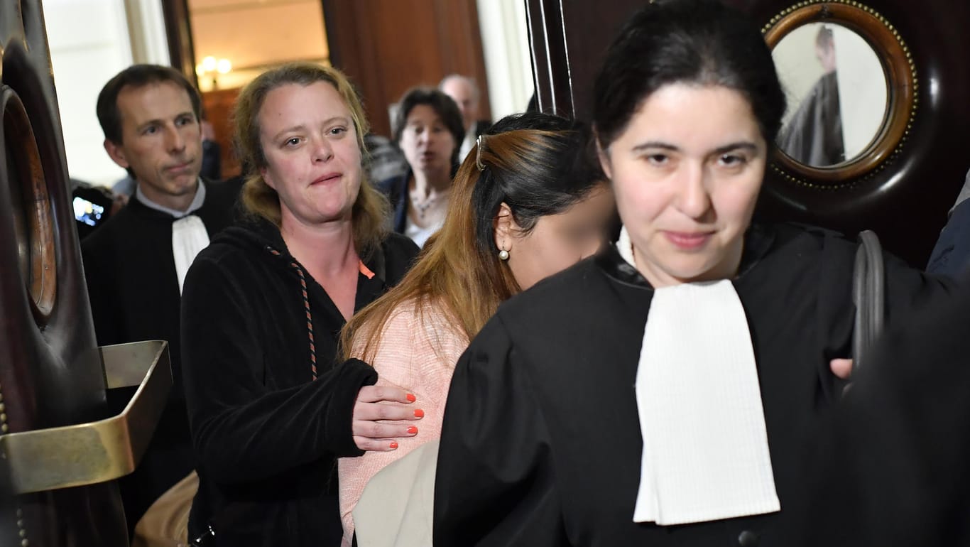 Eines der Opfer wird beim Prozess gegen acht arabische Prinzessinnen in Brüssel aus dem Gerichtssaal geführt.