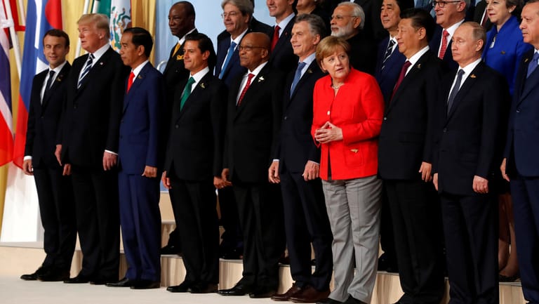 Gruppenfoto der G20-Staats- und Regierungschefs, im roten Blazer Kanzlerin Angela Merkel.