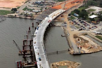 Wiederaufbau einer durch Hurrikan "Katrina" zerstörten Brücke in Mississippi, USA.