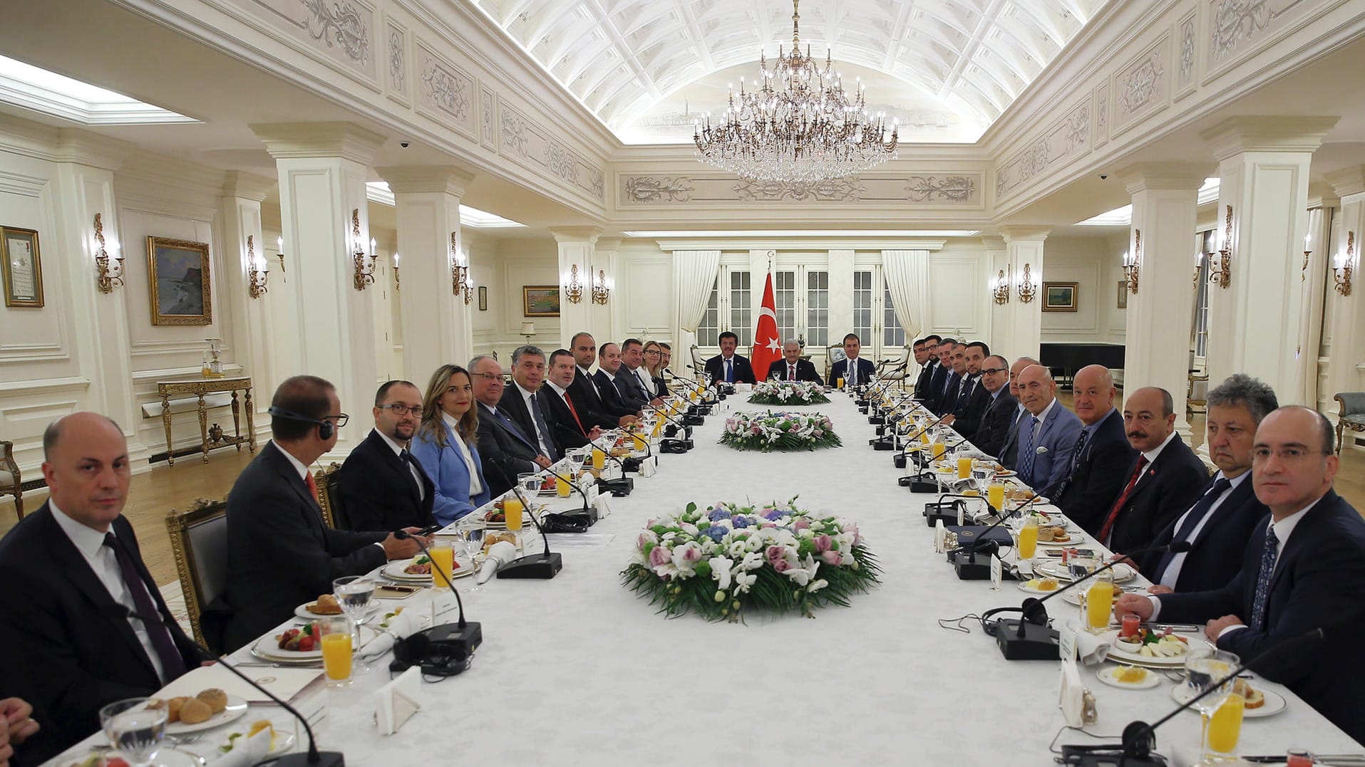 Vertreter von 19 Firmen haben sich mit dem türkischen Ministerpräsidenten Binali Yildirim in Ankara getroffen Vertreter von 19 Firmen haben sich mit dem türkischen Ministerpräsidenten Binali Yildirim in Ankara getroffen