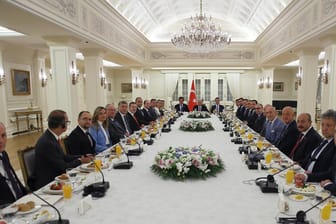 Vertreter von 19 Firmen haben sich mit dem türkischen Ministerpräsidenten Binali Yildirim in Ankara getroffen