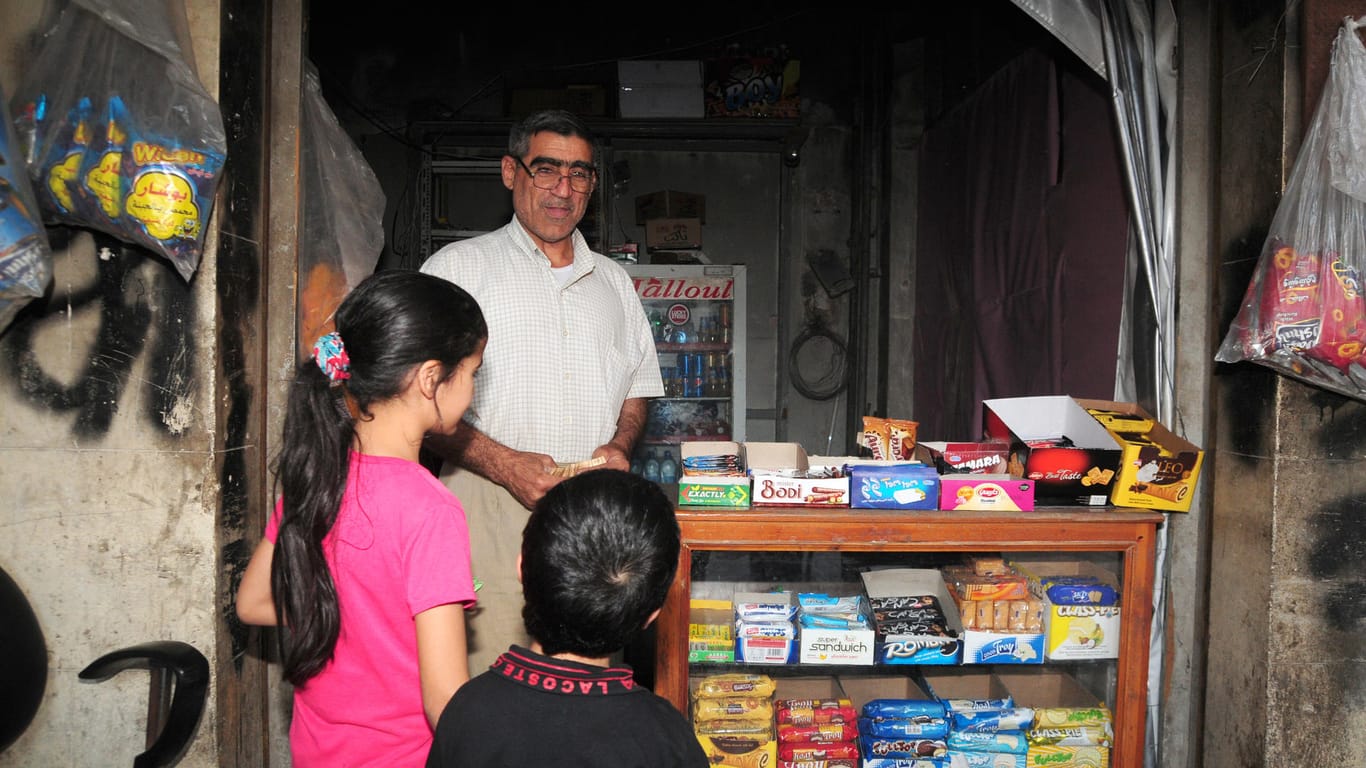 Der Händler Abu Adel steht in seinem kleinen Kiosk.