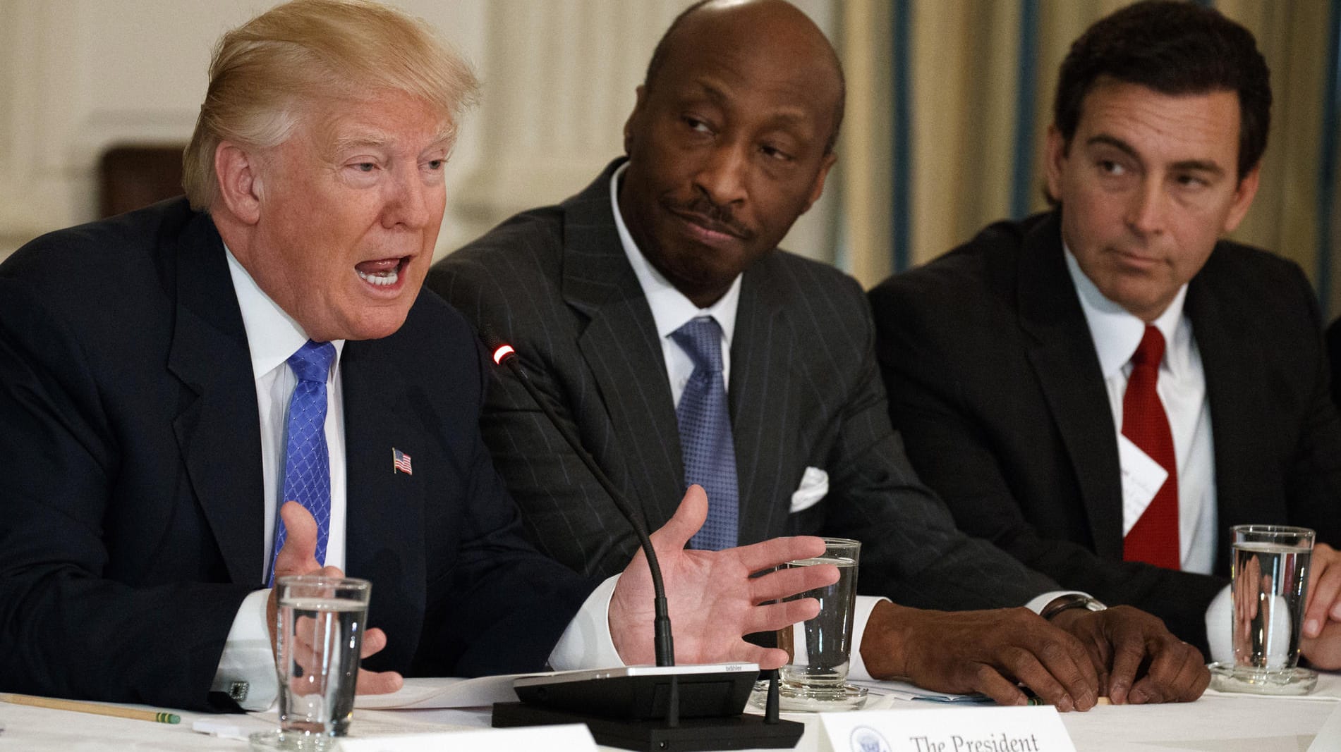 Kenneth Frazier (Mitte), der CEO von Merck, hat sich bereits von Trump distanziert, jetzt ziehen weitere Wirtschaftsbosse nach. Kenneth Frazier (Mitte), der CEO von Merck, hat sich bereits von Trump distanziert, jetzt ziehen weitere Wirtschaftsbosse nach.