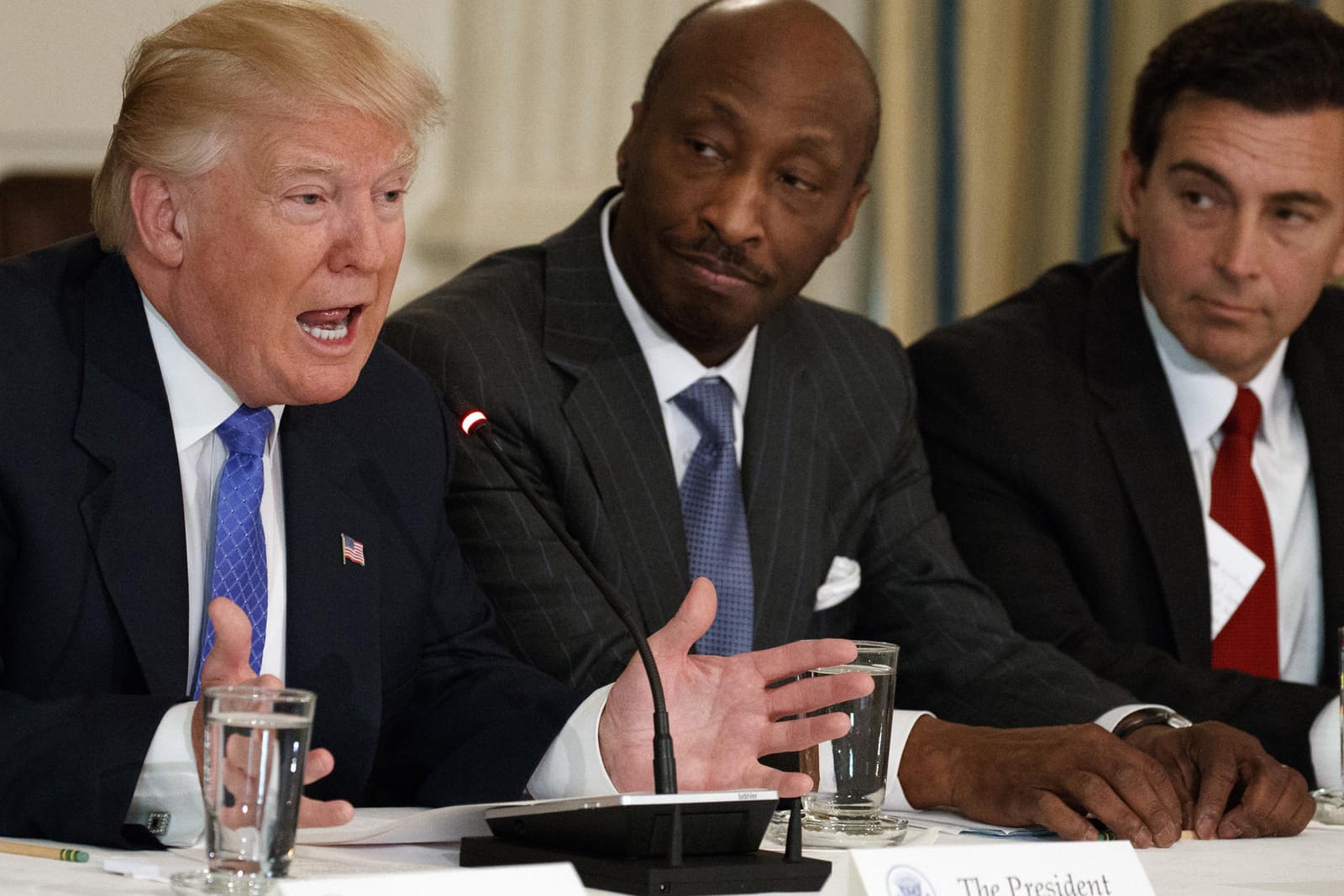 Kenneth Frazier (Mitte), der CEO von Merck, hat sich bereits von Trump distanziert, jetzt ziehen weitere Wirtschaftsbosse nach.