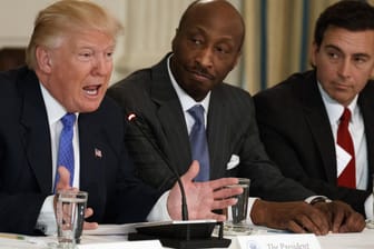 Kenneth Frazier (Mitte), der CEO von Merck, hat sich bereits von Trump distanziert, jetzt ziehen weitere Wirtschaftsbosse nach.