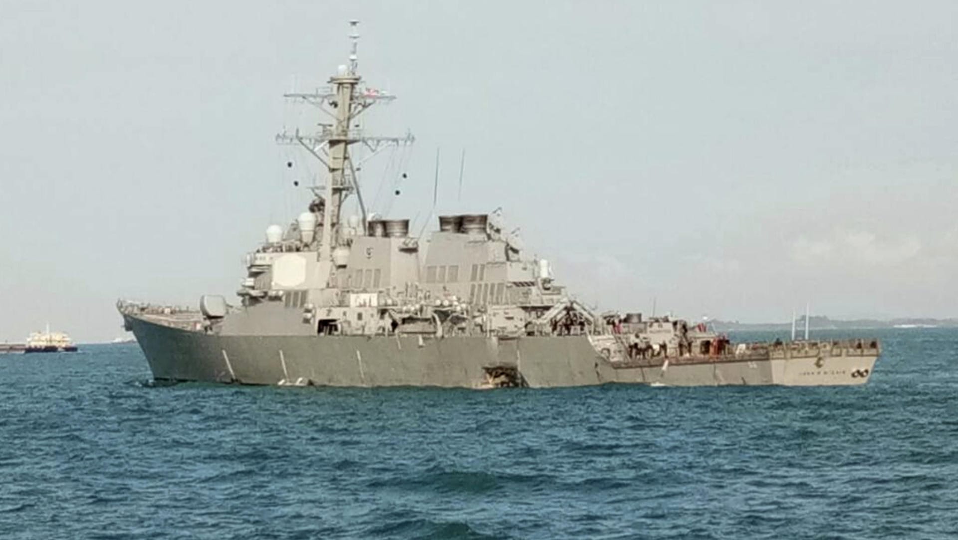 Zerstörer "USS John S. McCain" kollidiert mit Tanker.