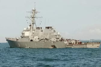 Zerstörer "USS John S. McCain" kollidiert mit Tanker.