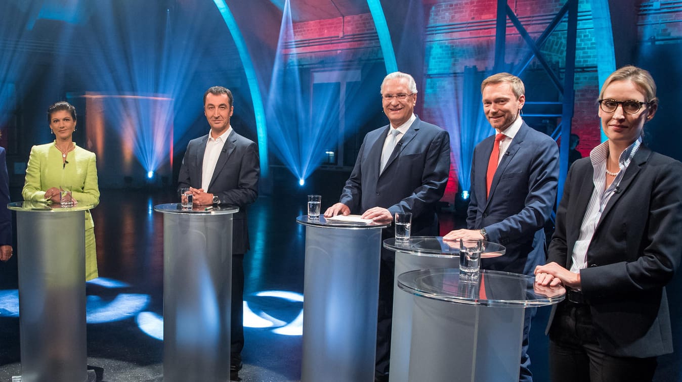 Sahra Wagenknecht (l-r, Linke),Cem Özdemir (Grüne), Joachim Herrmann (CSU), Christian Lindner (FDP) und Alice Weidel (AfD) lieferten sich beim TV-Duell einen teilweise sehr lebhaften Schlagabtausch. Sahra Wagenknecht (l-r, Linke),Cem Özdemir (Grüne), Joachim Herrmann (CSU), Christian Lindner (FDP) und Alice Weidel (AfD) lieferten sich beim TV-Duell einen teilweise sehr lebhaften Schlagabtausch.