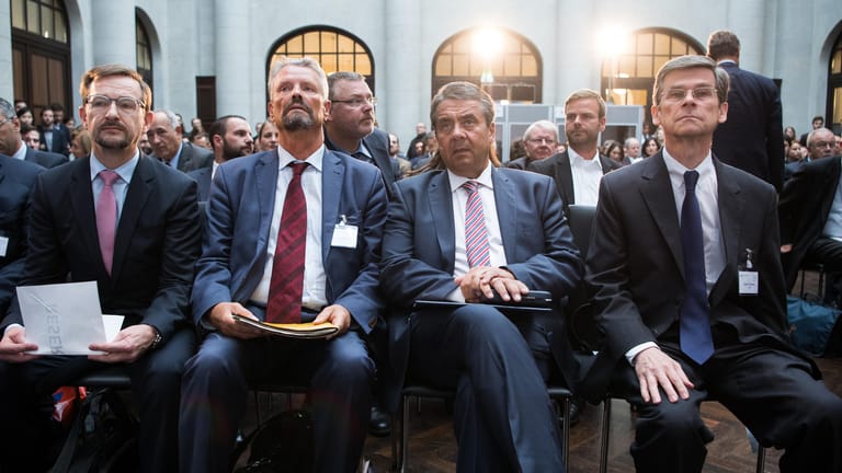 V.l.n.r.: OSZE-Generalsekretär Thomas Greminger, Gernot Erler (SPD, Russland-Beauftragter der Bundesregierung), Außenminister Sigmar Gabriel (SPD) und Adam Thomson (Direktor des European Leadership Network, ELN)