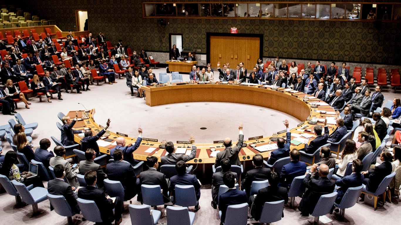 Der UN-Sicherheitsrat hat die Sanktionen einstimmig beschlossen. Trotzdem kritisierten Russland und China die Maßnahmen.