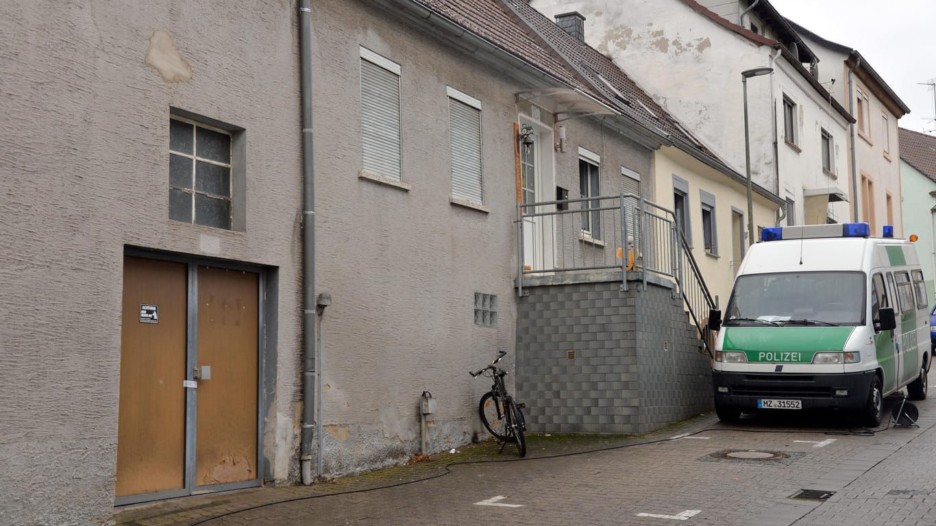 In diesem Wohnhaus in Lauterecken (Rheinland-Pfalz) entdeckten Polizisten unter anderem mehr als 110 Kilogramm pyrotechnisches Material.