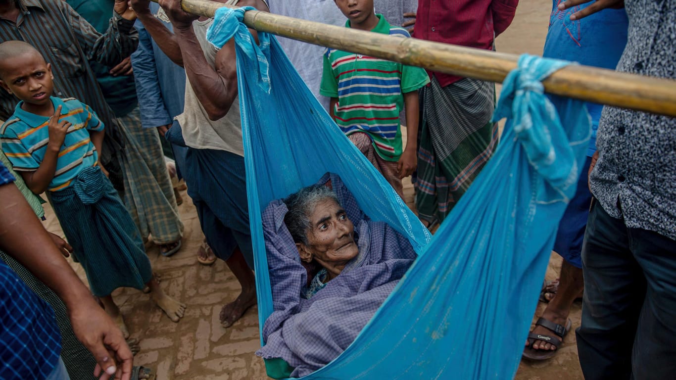 Im Kutupalong-Flüchtlingscamp in Ukhia (Bangladesch) leben rund 30.000 Menschen - auch ältere Frauen wie diese, die auf ärztliche Hilfe angewiesen sind.