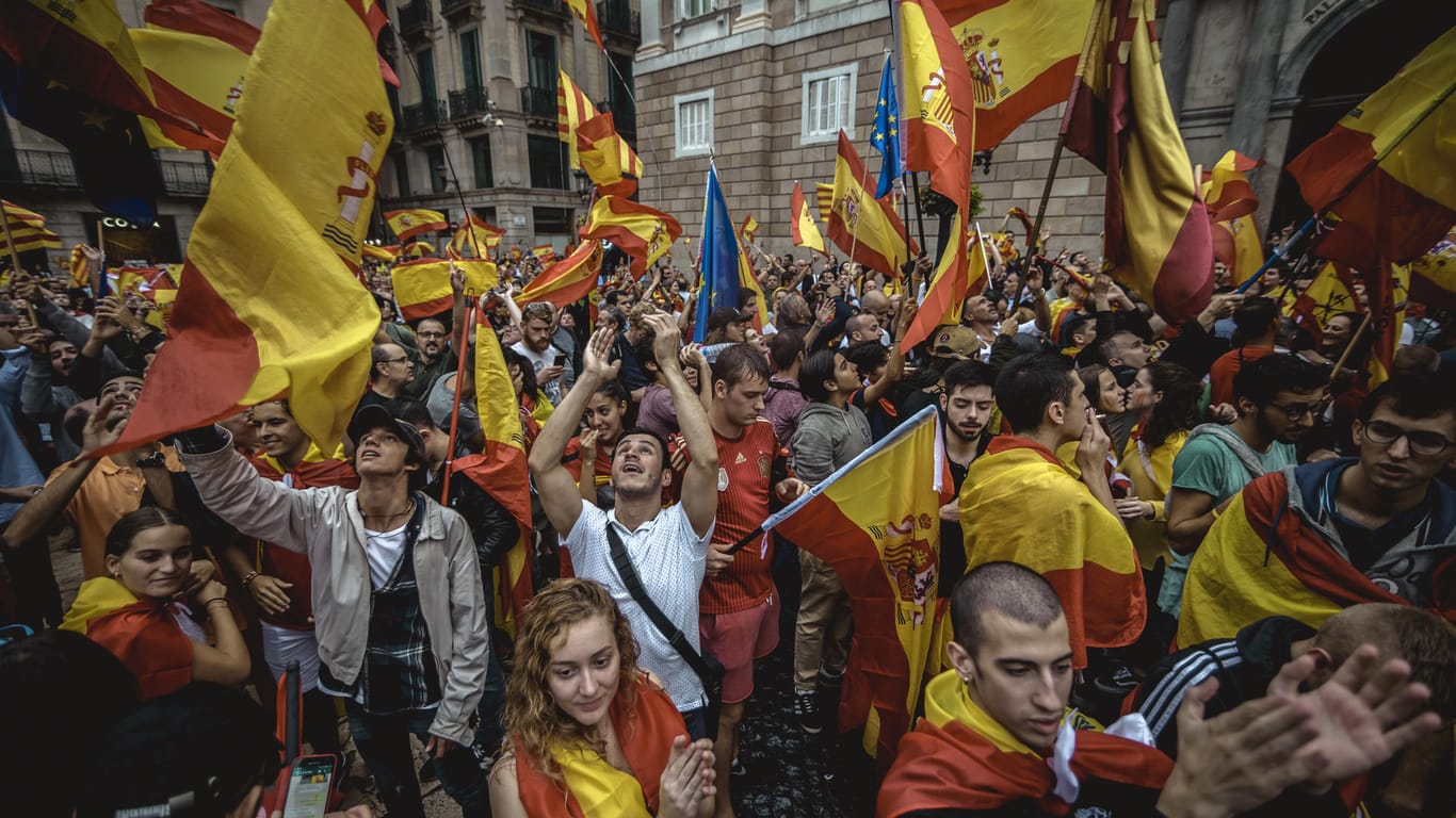 Nicht alle Katalanen sind für die Pläne der Separatisten: Viele protestieren dagegen.