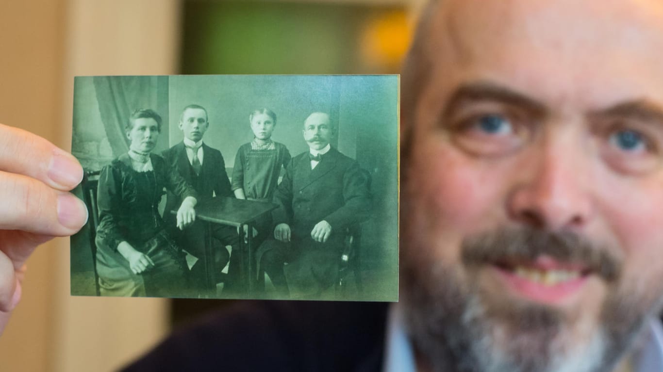 Hobby-Historiker Jürgen Könneker glaubt den Soldaten gefunden zu haben, der Ray Cullen vor fast 100 Jahren das Leben rettete.