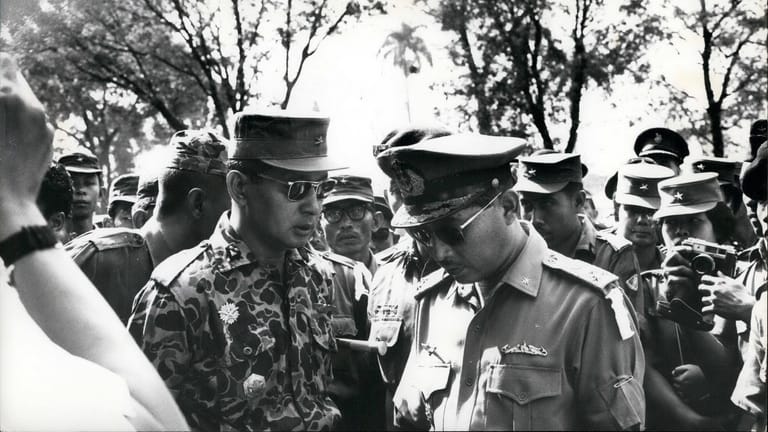 General Suharto (l.) schlägt den Putschversuch nieder - und startet den Gegenputsch.