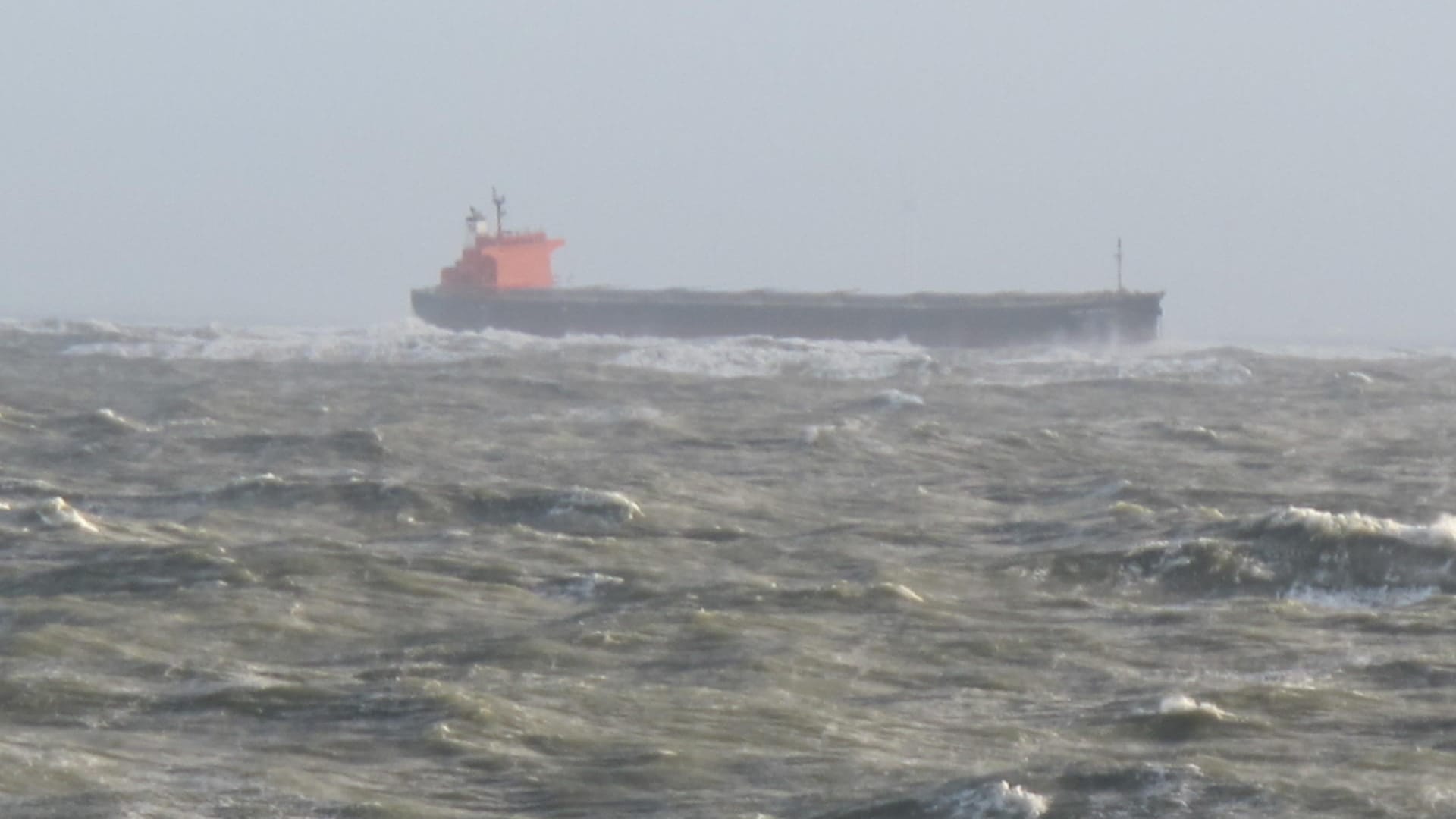 Der Frachter "Glory Amsterdam" treibt vor Langeoog.