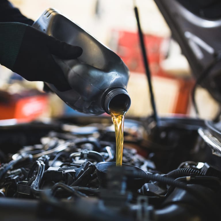 Offene Motorhaube: Öl kühlt die Motorteile und schützt metallische Teile vor Rost.