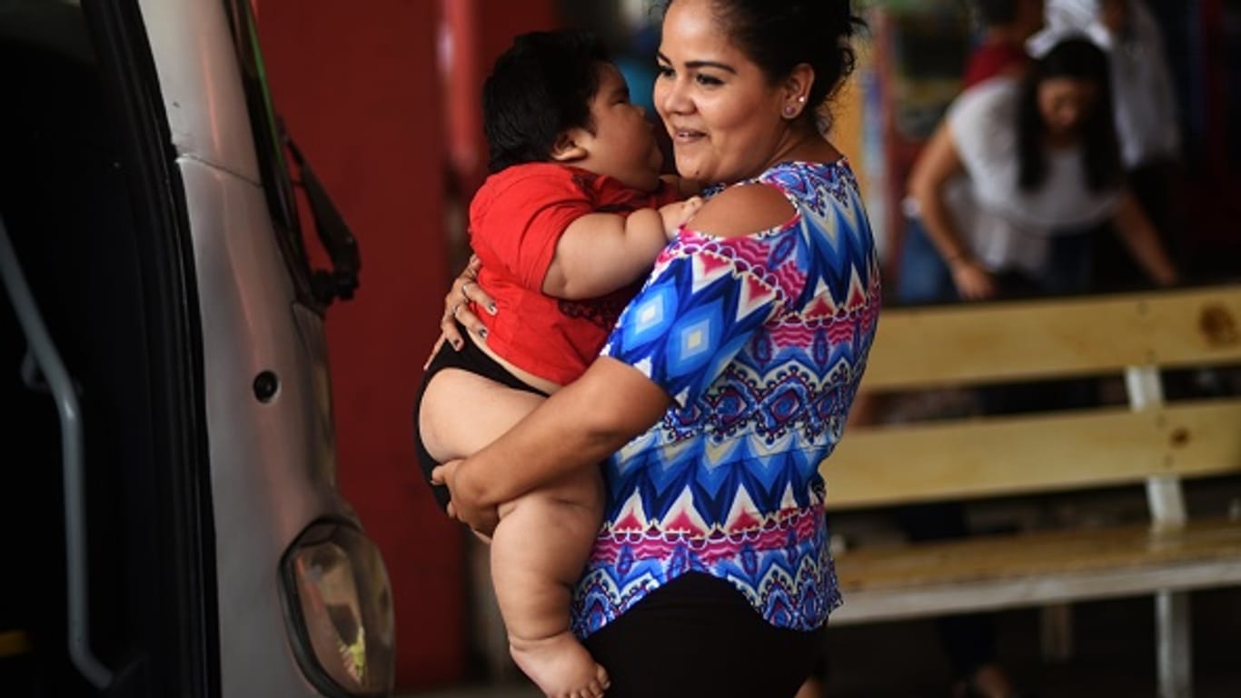 Mutter Isabel Pantoja trägt ihren 28 Kilo schweren Sohn
