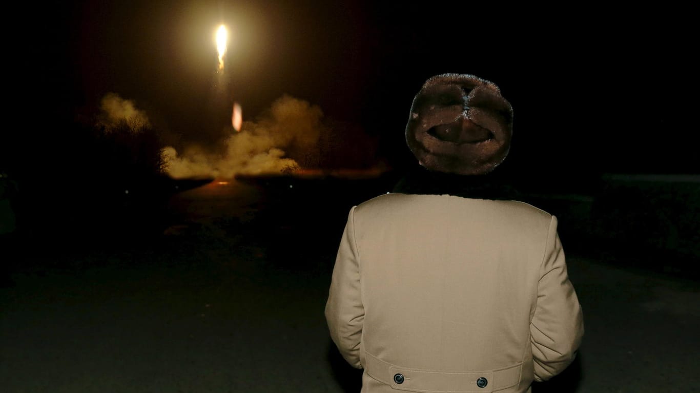 Nordkoreas Diktator Kim Jong-un beobachtet 2016 einen Raketenstart: Am Dienstag hat Nordkorea erneut mit einem Raketentest provoziert.
