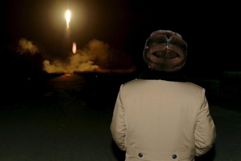 Nordkoreas Diktator Kim Jong-un beobachtet 2016 einen Raketenstart: Am Dienstag hat Nordkorea erneut mit einem Raketentest provoziert.
